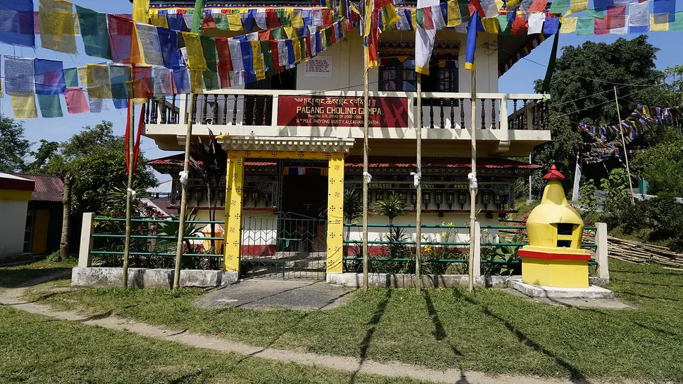 Pagang Choling Gompa with prayer flags at Algarah