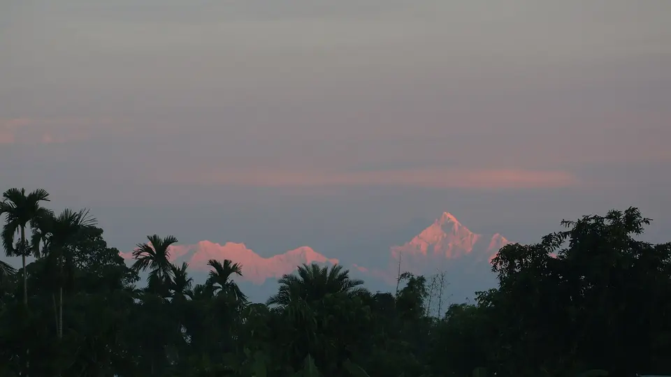 मैनागुड़ी से शाम के समय हिमालय की चोटियां