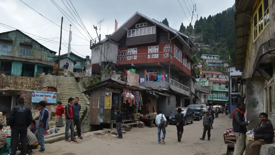 The main street of Manebhanjan, start of the Sandakphu road