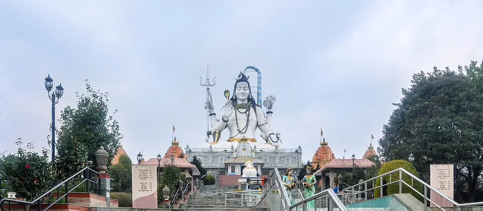 नामची का चारधाम मंदिर परिसर और शिव प्रतिमा