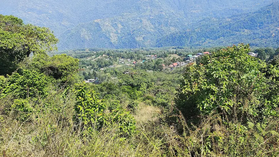 View over the Pedong hills from the path to Damsang Fort