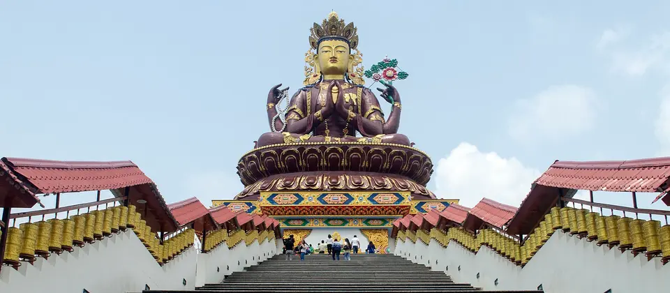 পেলিংয়ের চেনরেজিগ মূর্তি ও স্কাইওয়াক