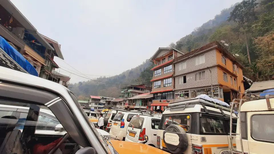 Jeeps and shops in Rongli bazaar
