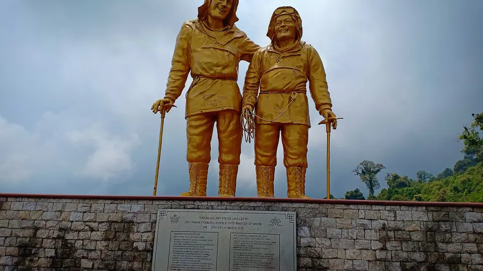 The Tenzing Norgay and Edmund Hillary statue at Uttarey