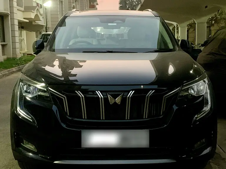 Black Mahindra XUV700, front view